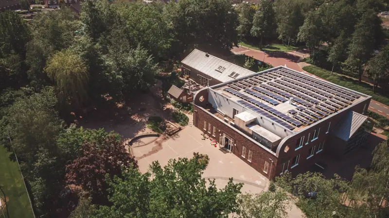 Zonnepanelen en dakisolatie combineren: slim of niet?
