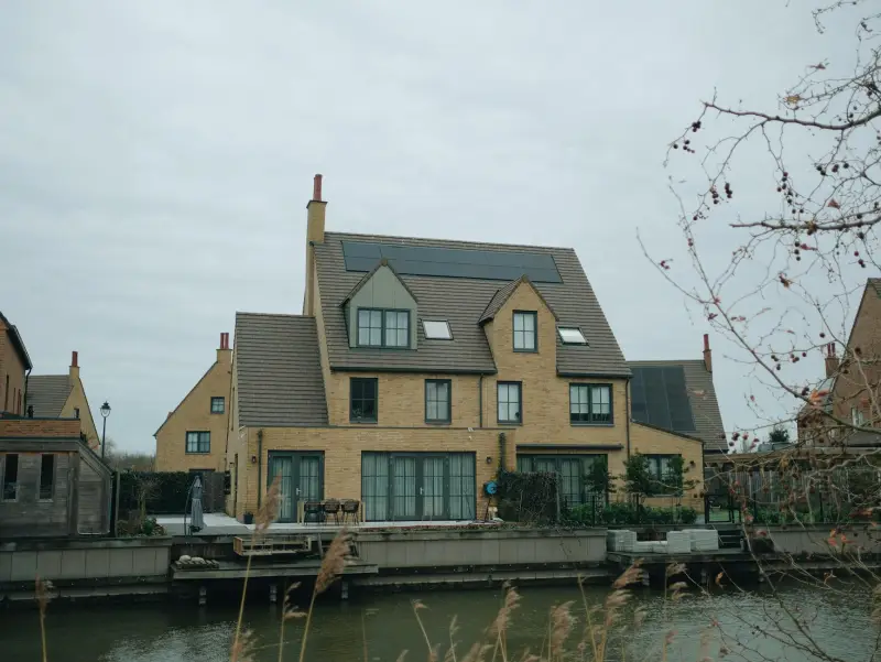 Zonnepanelen op oost-west dak vs zuiddak vergeleken